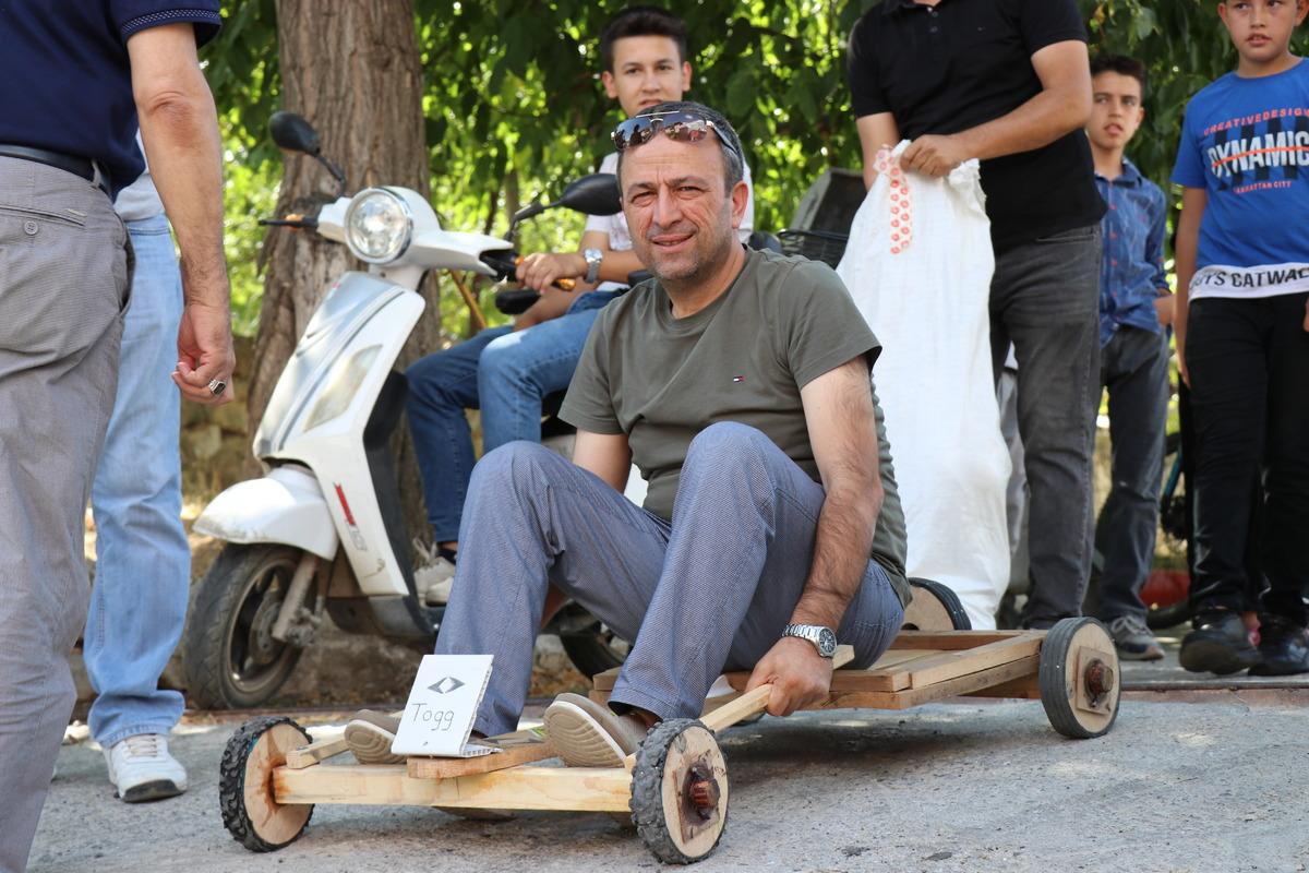 Adana'da el yapımı tahta ara&ccedil;lar yarıştı