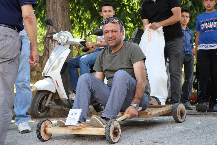 Adana'da el yapımı tahta araçlar yarıştı G1