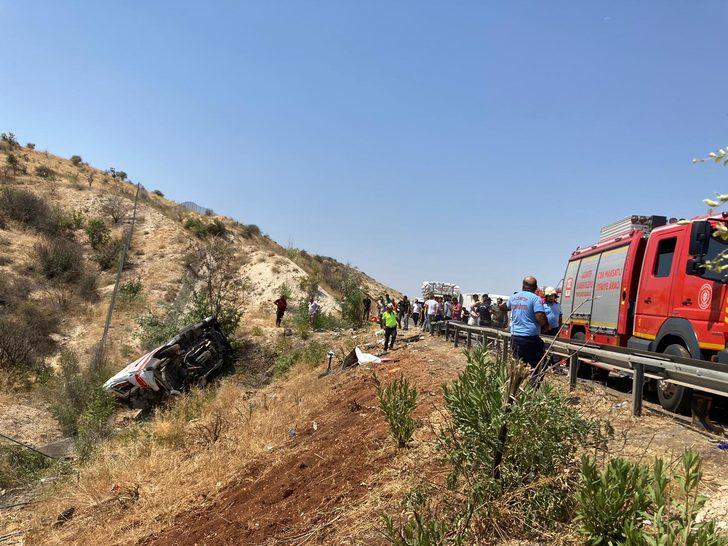 Gaziantep'teki trafik kazasında ilk belirlemelere göre 2 kişi öldü, 10 kişi yaralandı G4