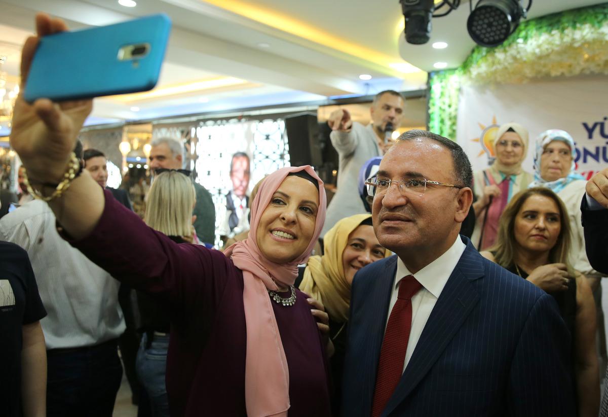 Bakan Bozdağ, partisinin Bayrampaşa il&ccedil;e y&ouml;netimi ve mahalle başkanlarıyla buluştu: (2)