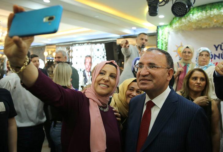 Bakan Bozdağ, partisinin Bayrampaşa ilçe yönetimi ve mahalle başkanlarıyla buluştu: (1) G1