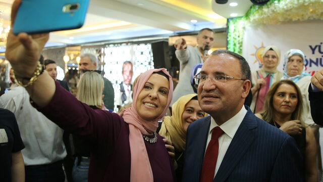 Bakan Bozdağ, partisinin Bayrampaşa ilçe yönetimi ve mahalle başkanlarıyla buluştu: (1)