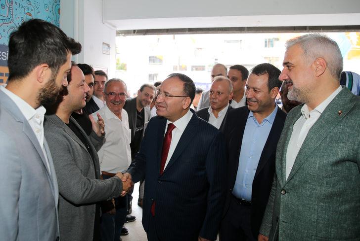 Bakan Bozdağ, partisinin Bayrampaşa ilçe yönetimi ve mahalle başkanlarıyla buluştu: (1) G3