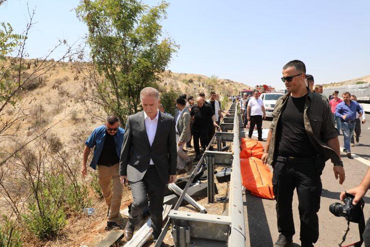 GÜNCELLEME - Gaziantep'te kaza yapan araca müdahale eden ekiplere yolcu otobüsü çarptı, 15 kişi öldü G3