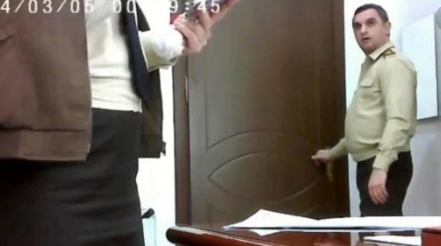 İtfaiye şefi yardımcısının ofisteki yakınlaşması gizli kameraya takılınca görevinden alındı! Ortalık bir anda karıştı