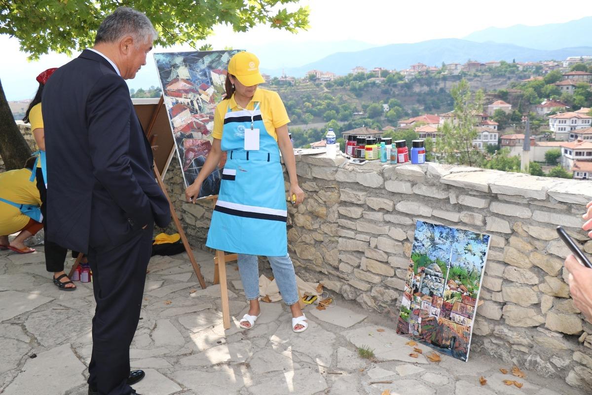T&uuml;rki Cumhuriyetlerden ressamlar Safranbolu'nun g&uuml;zelliklerini resimlerine yansıtıyor