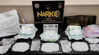 Bebek bezine uyuşturucu saklayan 2 kişi tutuklandı