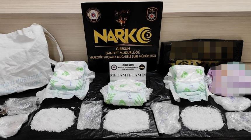 Bebek bezine uyuşturucu saklayan 2 kişi tutuklandı