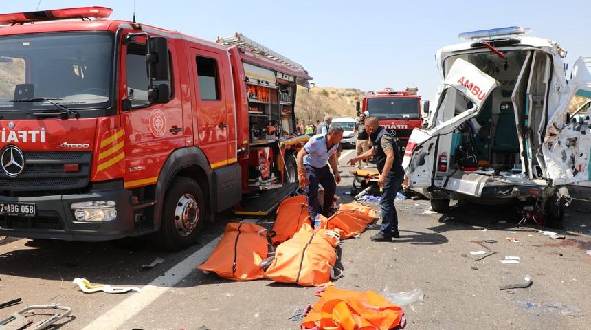 GÜNCELLEME 2 - Gaziantep'te kaza yapan araca müdahale eden ekiplere yolcu otobüsü çarptı, 16 kişi öldü