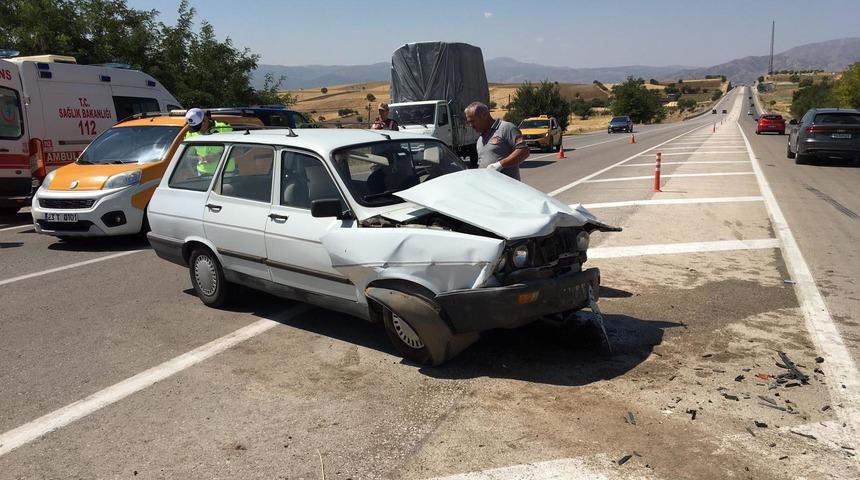 Elazığ'da iki otomobilin çarpıştığı kazada 5 kişi yaralandı