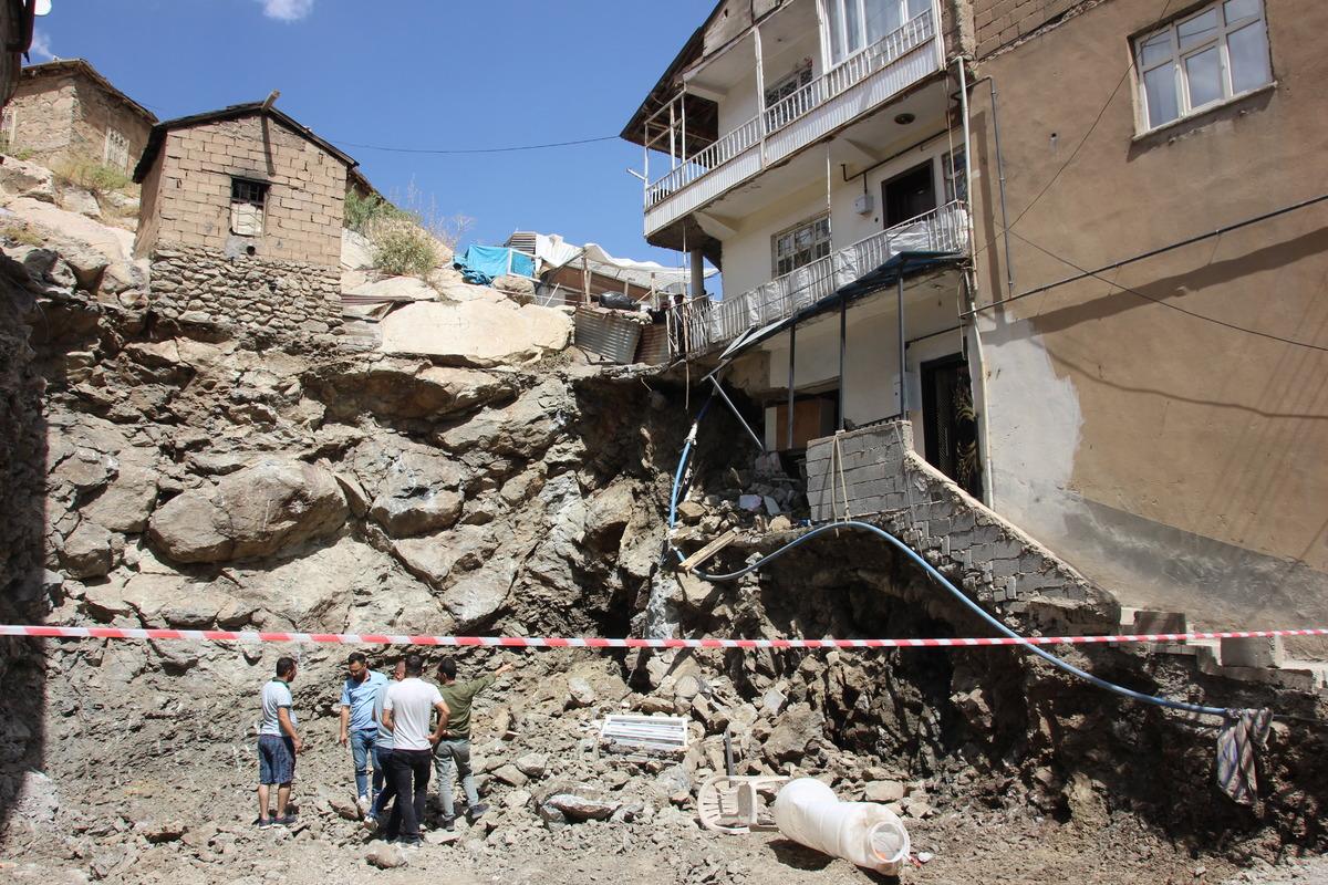 Hakkari'de temel kazısı sırasında mutfak duvarı yıkılan bina m&uuml;h&uuml;rlendi