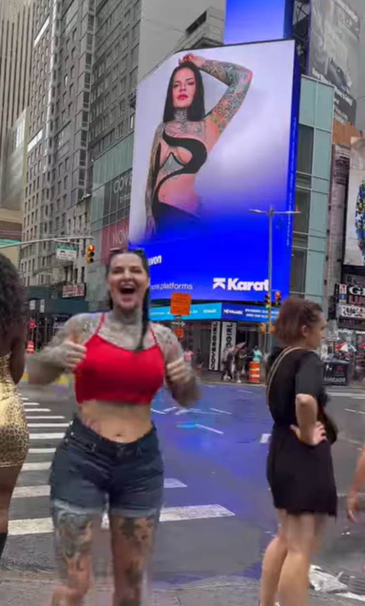 Seksi pozu Times Square Meydanı’ndaki reklam panosunda çıktı! O anları sosyal medyadan paylaştı G1