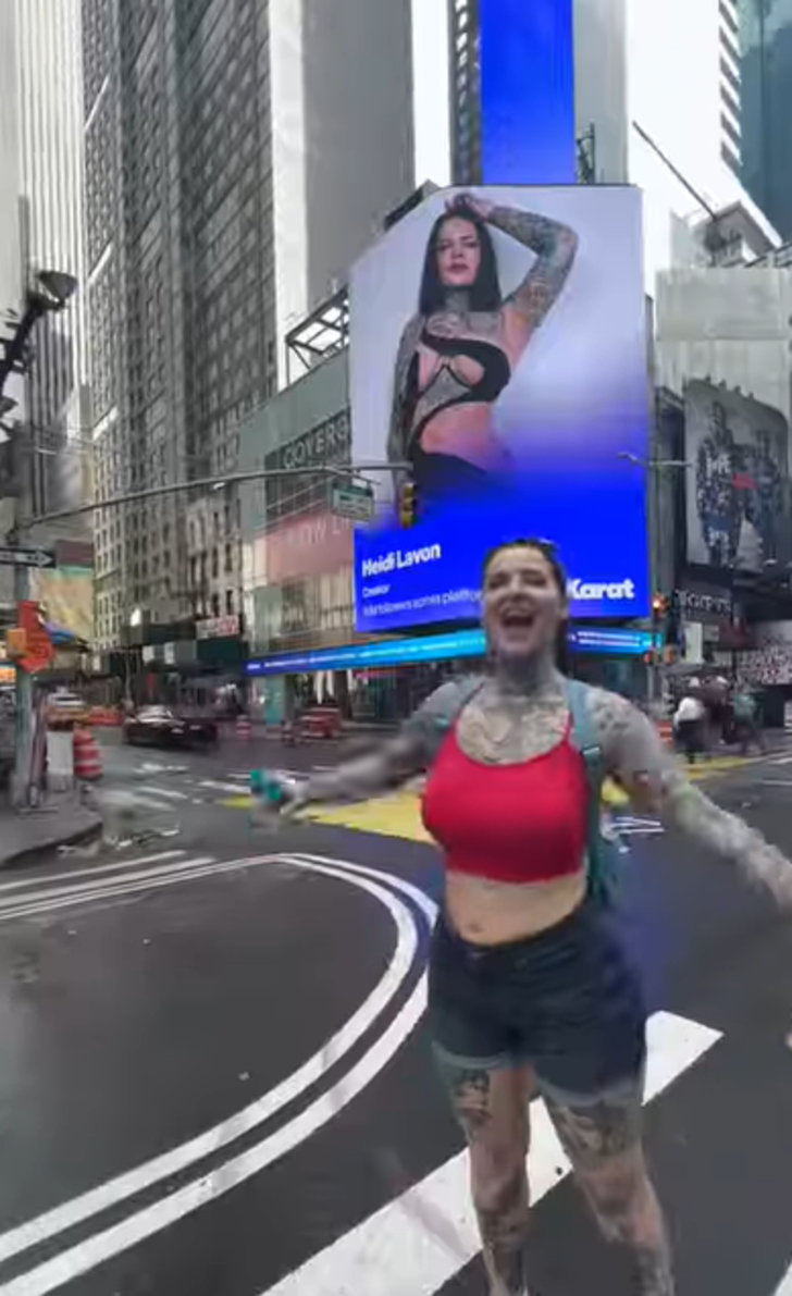 Seksi pozu Times Square Meydanı’ndaki reklam panosunda çıktı! O anları sosyal medyadan paylaştı G2