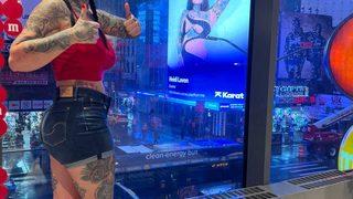 Seksi pozu Times Square Meydanı’ndaki reklam panosunda çıktı! O anları sosyal medyadan paylaştı