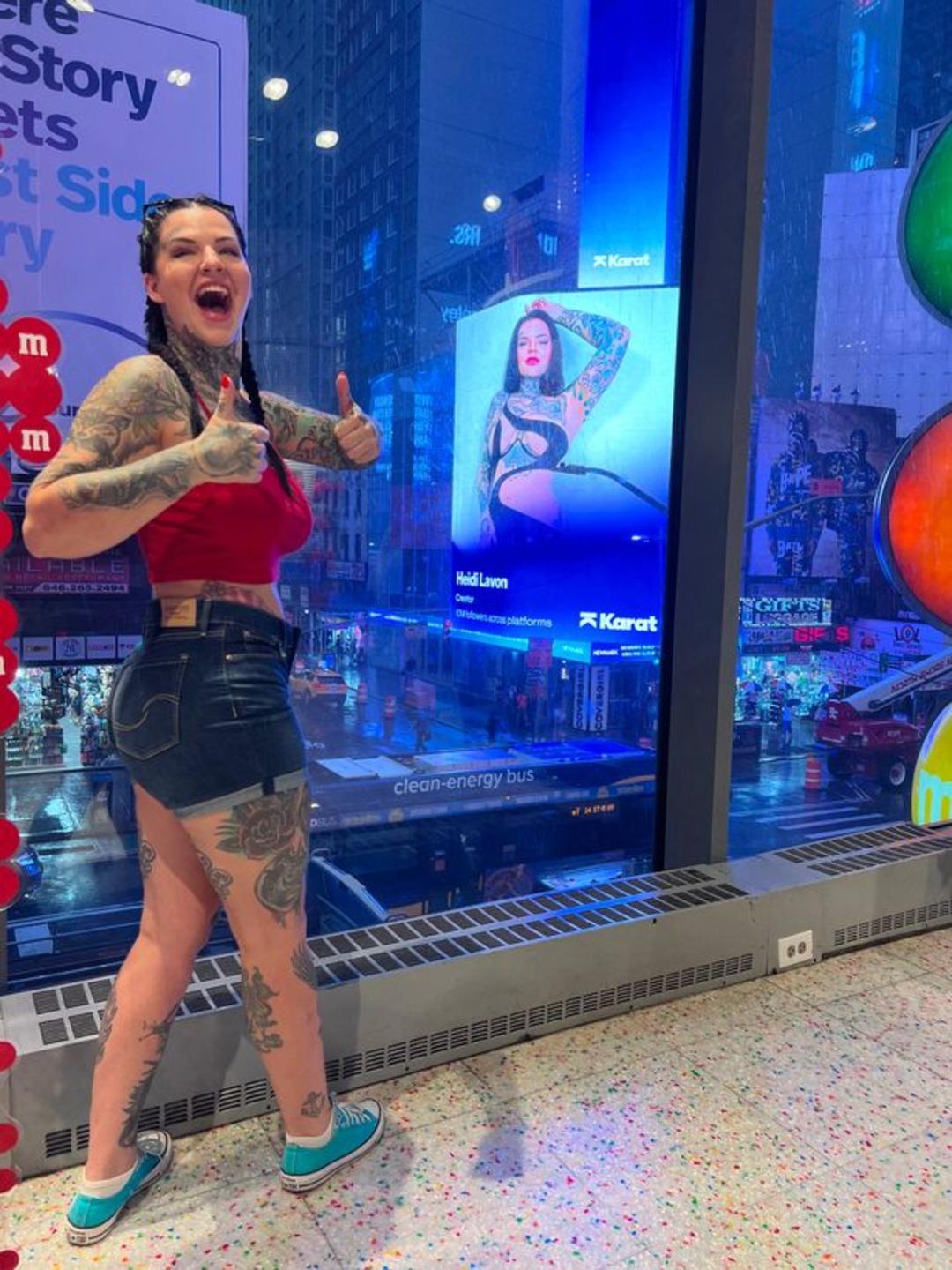 Seksi pozu Times Square Meydanı&rsquo;ndaki reklam panosunda &ccedil;ıktı! O anları sosyal medyadan paylaştı