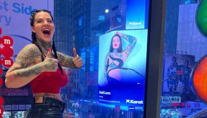 Seksi pozu Times Square Meydanı’ndaki reklam panosunda çıktı! O anları sosyal medyadan paylaştı