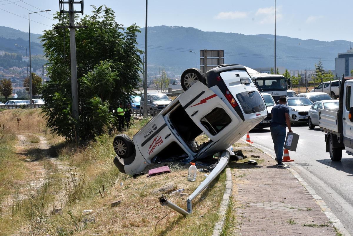 Bursa'da direğe &ccedil;arparak devrilen hafif ticari ara&ccedil;taki 4 kişi yaralandı