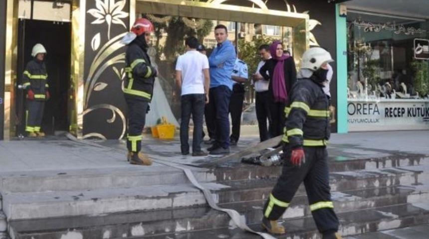 Gaziantep'te gelinlik mağazasında yangın çıktı
