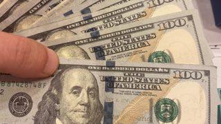 Arap turist gibi davranıp dolandırdı! ATM'den parayı yatıramayınca gerçeği bankada öğrendi