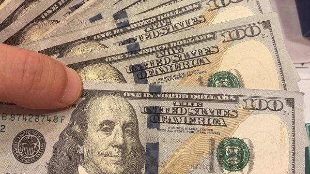 Arap turist gibi davranıp dolandırdı! ATM'den parayı yatıramayınca gerçeği bankada öğrendi