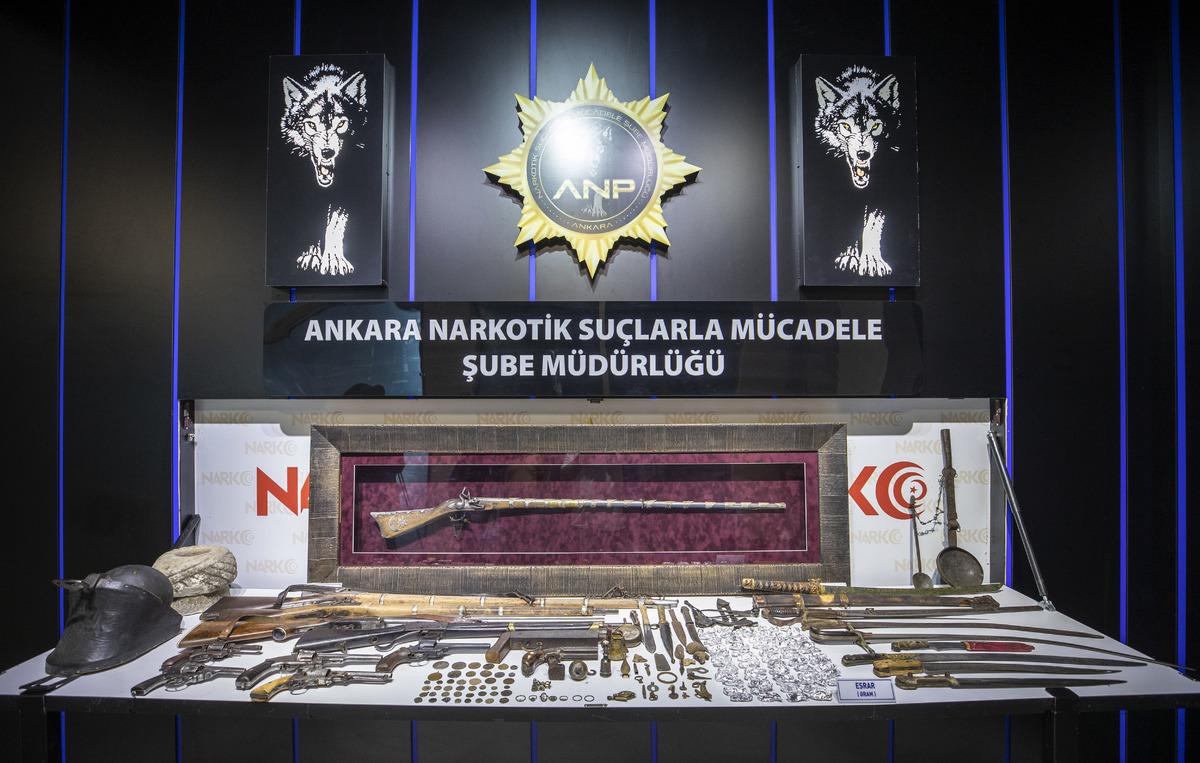 Başkentte uyuşturucu operasyonu d&uuml;zenlenen evde 110 par&ccedil;a tarihi eser ele ge&ccedil;irildi