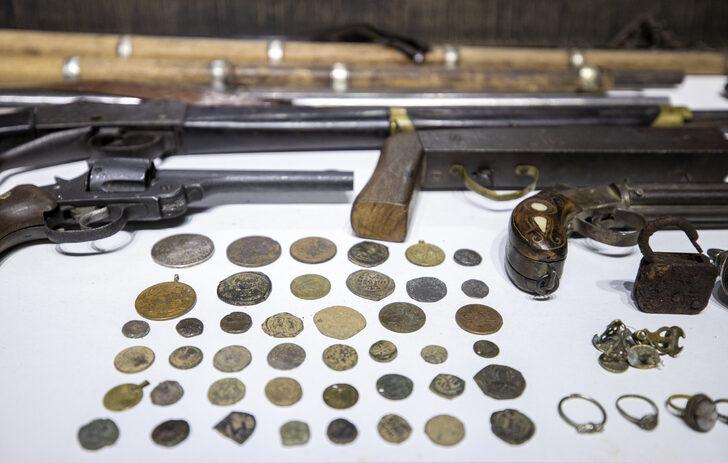 Başkentte uyuşturucu operasyonu düzenlenen evde 110 parça tarihi eser ele geçirildi G4