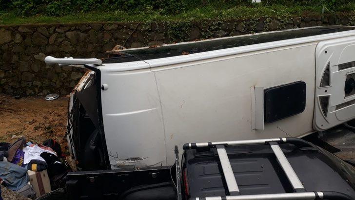 Turistleri taşıyan midibüsün devrildiği kazada 3'ü ağır 24 kişi yaralandı G1