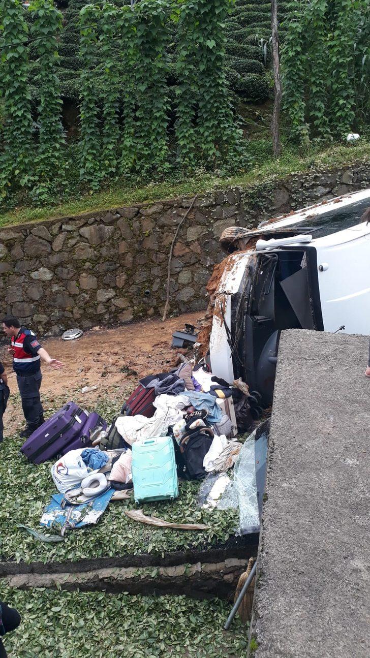 Turistleri taşıyan midibüsün devrildiği kazada 3'ü ağır 24 kişi yaralandı G2