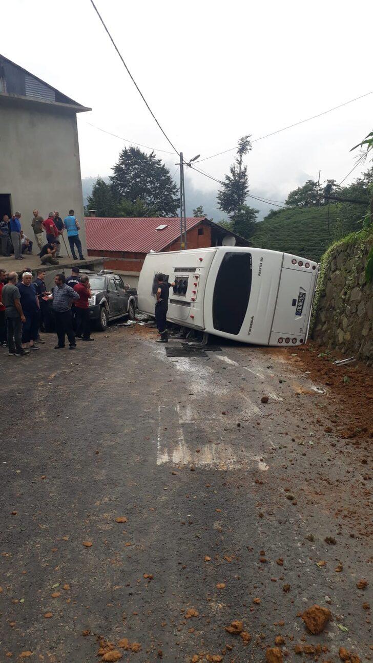 Turistleri taşıyan midibüsün devrildiği kazada 3'ü ağır 24 kişi yaralandı G3
