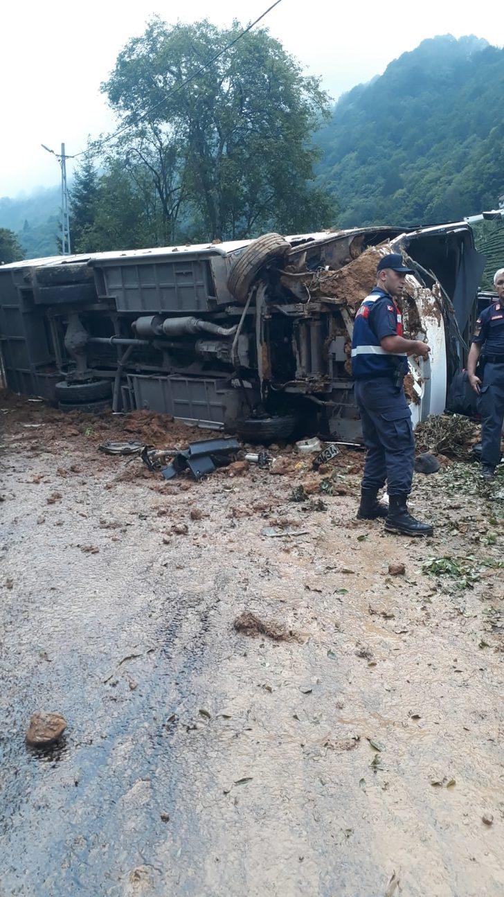 Turistleri taşıyan midibüsün devrildiği kazada 3'ü ağır 24 kişi yaralandı G4