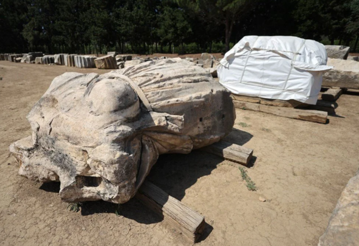 Antik Çağ’ın en eski kehanet merkezindeki mitolojik dev tanrı heykelleri orijinal görüntüsüne kavuşuyor G1