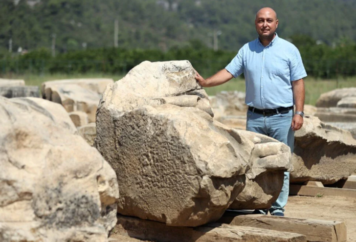 Antik Çağ’ın en eski kehanet merkezindeki mitolojik dev tanrı heykelleri orijinal görüntüsüne kavuşuyor G2