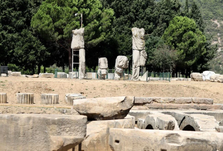Antik Çağ’ın en eski kehanet merkezindeki mitolojik dev tanrı heykelleri orijinal görüntüsüne kavuşuyor G4