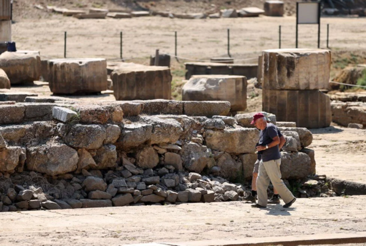 Antik Çağ’ın en eski kehanet merkezindeki mitolojik dev tanrı heykelleri orijinal görüntüsüne kavuşuyor G5