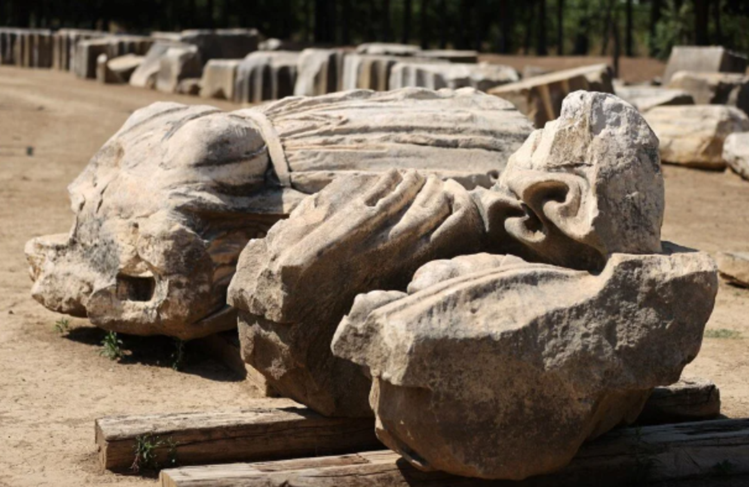 Antik &Ccedil;ağ&rsquo;ın en eski kehanet merkezindeki mitolojik dev tanrı heykelleri orijinal g&ouml;r&uuml;nt&uuml;s&uuml;ne kavuşuyor