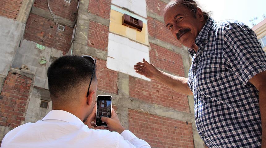 Gören telefona sarılıyor! 2 yıldan beri asılı halde duruyor