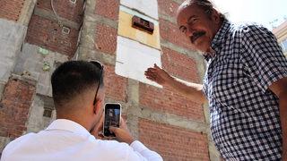 Gören telefona sarılıyor! 2 yıldan beri asılı halde duruyor