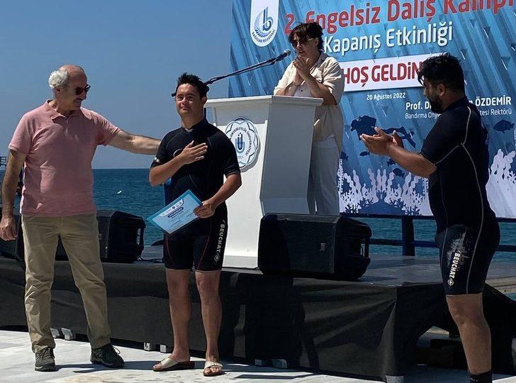 Balıkesir'de dalış kampına katılan 13 engelli su altında Türk bayrağı açtı G5