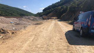 Bilecik'te damper kapağı aniden açılan kamyonun sürücüsü çakıl taşlarının altında kalarak öldü