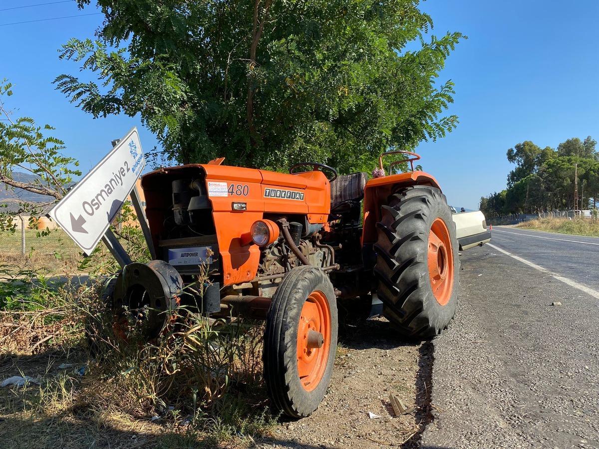 Aydın'da otomobil ile trakt&ouml;r&uuml;n &ccedil;arpıştığı kazada 2 kişi yaralandı