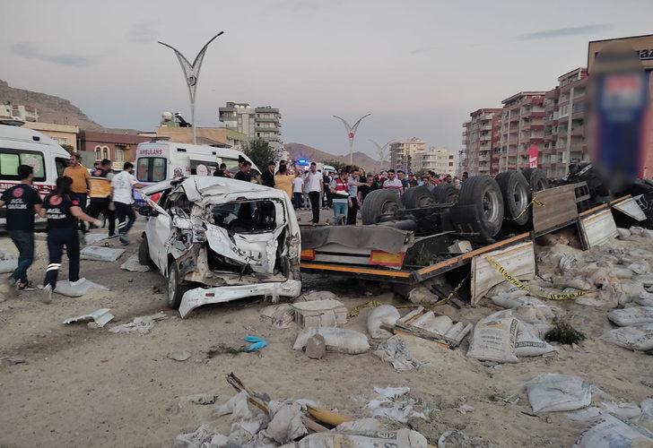 Son dakika: Mardin'de freni patlayan tır dehşet saçtı! Önce iki araca çarptı, sonra kalabalığa daldı... Çok sayıda ölü ve yaralı var G2