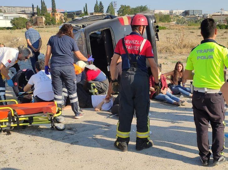 Denizli'de iki minibüsün çarpıştığı kazada 14 kişi yaralandı G4