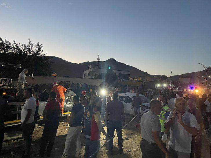 GÜNCELLEME - Mardin'de kaza yapan araçlara müdahale edenlere tır çarptı, 10 kişi hayatını kaybetti G5