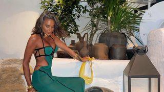 Sosyetik güzel Eda Taşpınar Yunan adalarında üstsüz poz verdi!