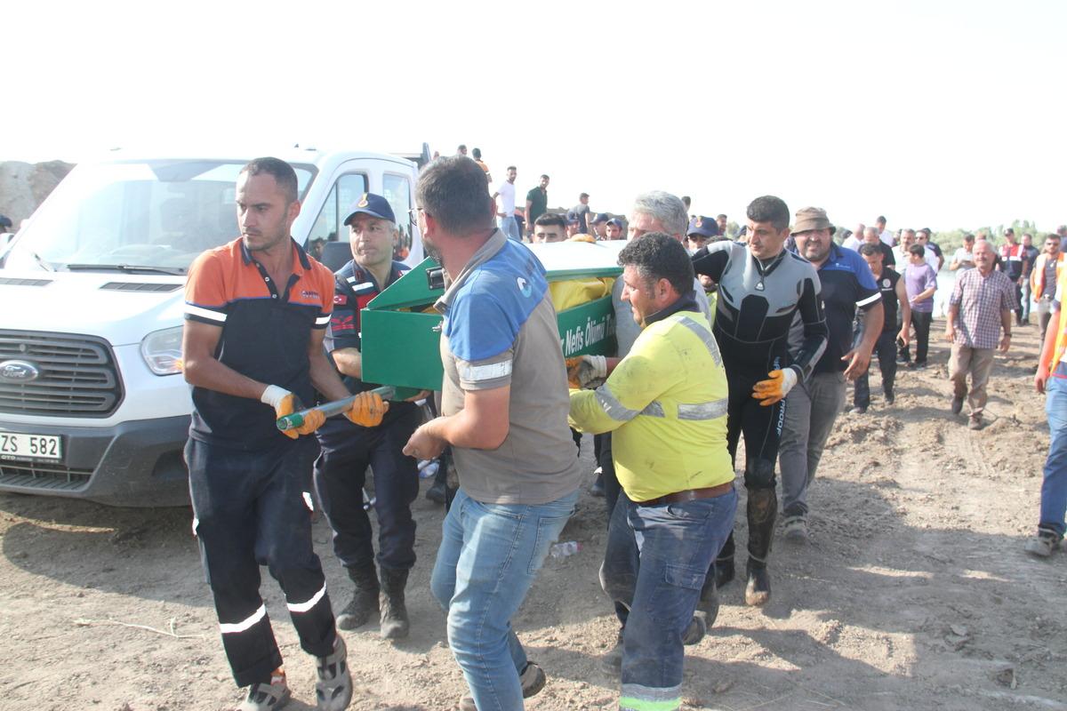 Konya'da g&ouml;lete d&uuml;şen iş makinesinin operat&ouml;r&uuml; &ouml;ld&uuml;