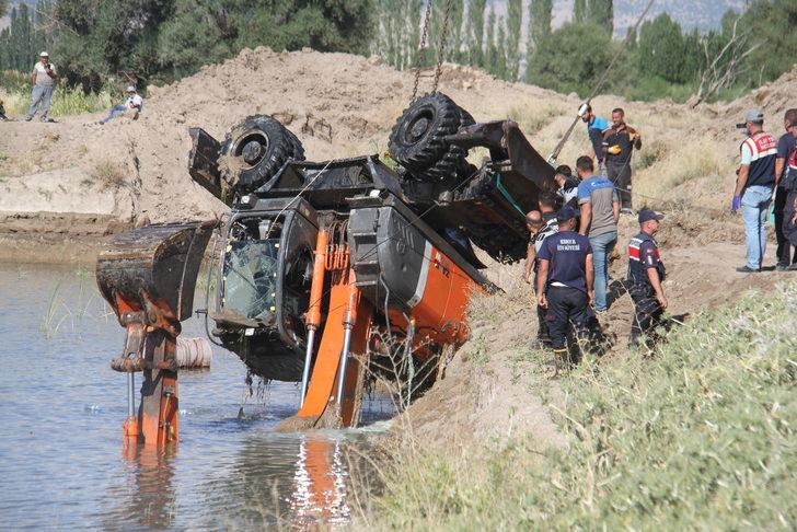 Konya'da gölete düşen iş makinesinin operatörü öldü G2