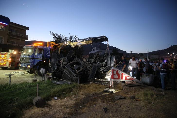 GÜNCELLEME 2 - Mardin'de kaza yapan araçlara müdahale edenlere tır çarptı, 16 kişi öldü, 29 kişi yaralandı G5