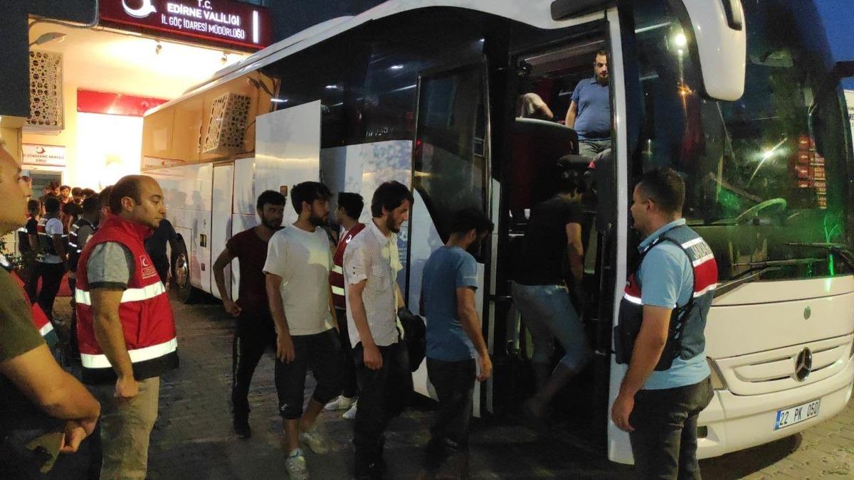 Edirne'de 227 d&uuml;zensiz g&ouml;&ccedil;men sınır dışı edilmek &uuml;zere İstanbul'a g&ouml;nderildi