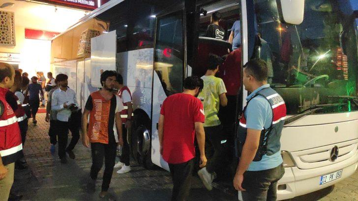 Edirne'de 227 düzensiz göçmen sınır dışı edilmek üzere İstanbul'a gönderildi G2