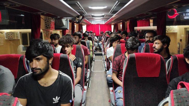 Edirne'de 227 düzensiz göçmen sınır dışı edilmek üzere İstanbul'a gönderildi G3